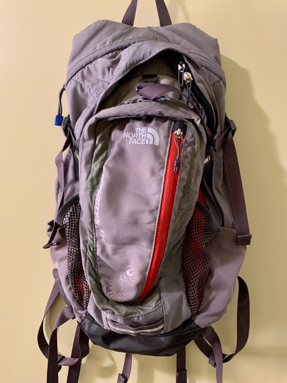 The North Face Megamouth Flight Series Hydration Backpack / 18L Capacity Day Pac